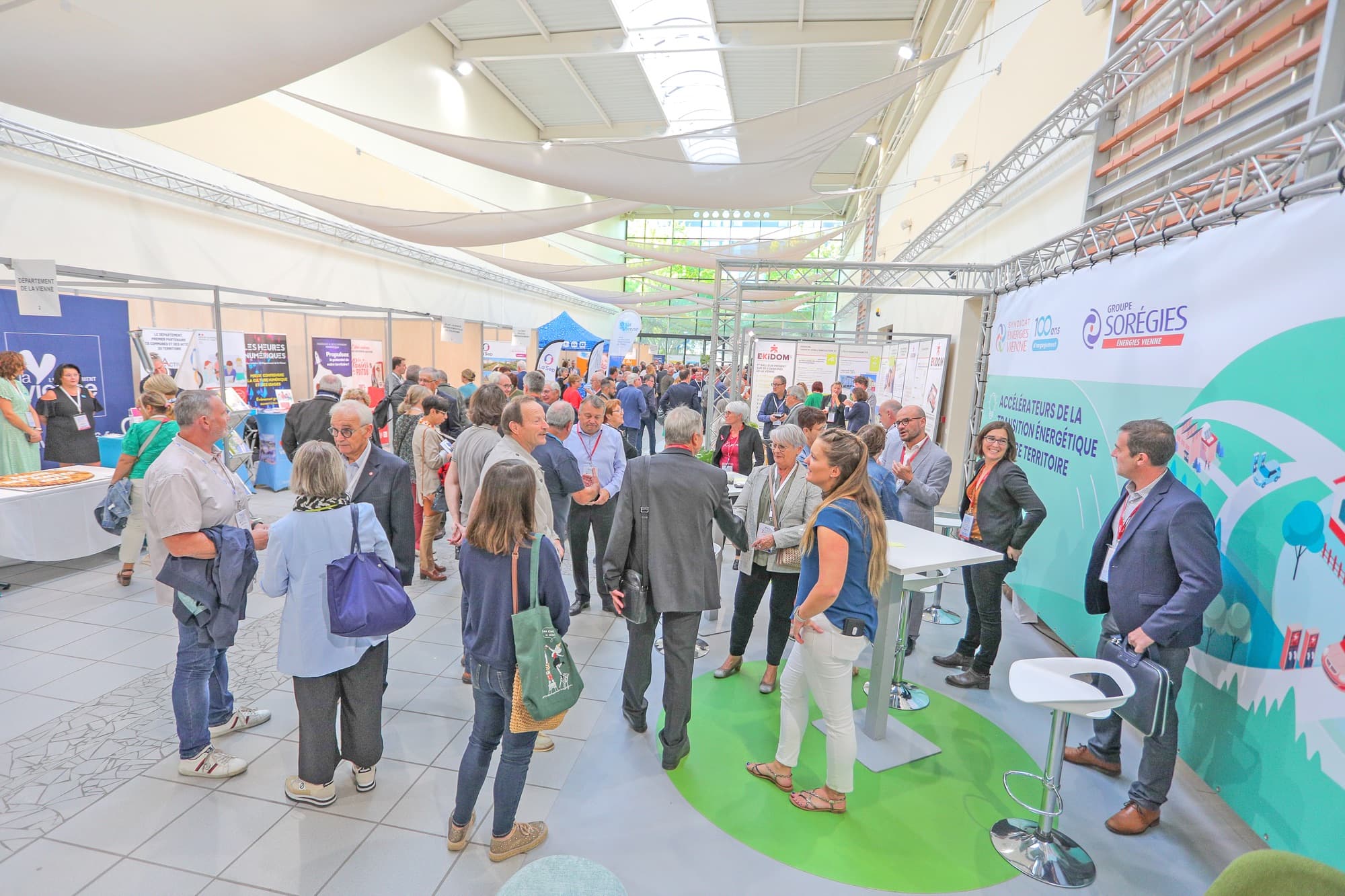 Visiteurs dans les allées du salon, entre les stands