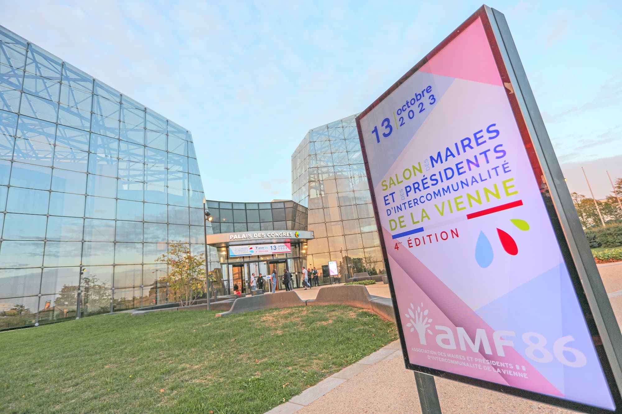 Entrée du Palais des Congrès du Futuroscope le jour du salon 2023